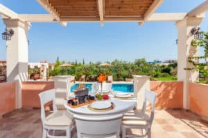 הקשר בין הקריסה היוונית למחירי הנדל"ן